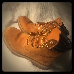 Woman’s 6inch wheat colored waterproof timberlands